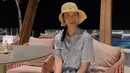 Mengenakan topi pantai jerami, Lim Ji Yeon mengenakan long dress denim dengan belt pita sambil membawa sling bag silver.  [@limjjy2]