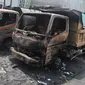 Kondisi sejumlah mobil proyek yang hangus terbakar saat unjuk rasa menolak pengesahan Undang-Undang Cipta Kerja di kawasan Senen, Jakarta, Jumat (9/10/2020). Unjuk rasa tersebut berakhir ricuh dan mengakibatkan sejumlah fasilitas umum rusak. (Liputan6.com/Angga Yuniar)