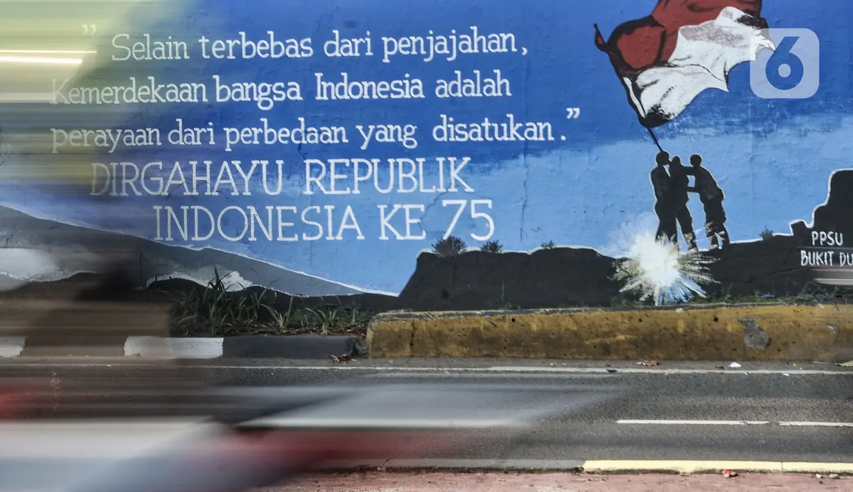 Mural bertema HUT ke-75 RI menghiasi Jalan Abdullah Syafei, Jakarta, Minggu (16/8/2020). Jelang HUT ke-75 RI, mural bernuansa Merah Putih banyak menghiasi jalanan Ibu Kota guna memberi semangat nasionalisme kepada warga di tengah pandemi COVID-19. (merdeka.com/Iqbal S.Nugroho)