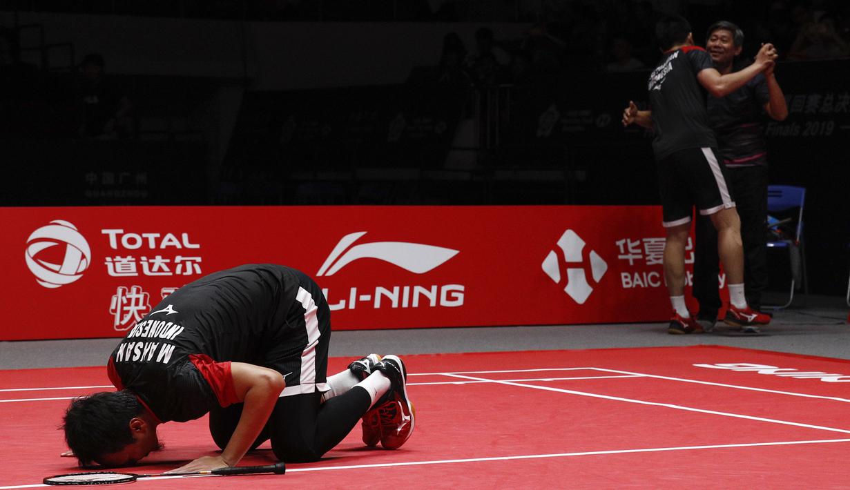 Ganda putra Indonesia  Mohammad Ahsan/Hendra Setiawan berselebrasi usai mengalahkan Hiroyuki Endo/Yuta Watanabe dari Jepang pada final BWF World Tour Finals 2019 di Tianhe Gymnasium, Guangzhou (15/12/2019).  Indonesia sukses membawa pulang satu gelar juara melalui Hendra/Ahsan.  (AP Photo/Andy Wong)