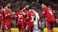 Langkah mantap ditunjukkan oleh raksasa Premier League Liverpool dalam lanjutan kompetisi tertua di Inggris. Tampak dalam foto, bek Liverpool asal Belanda, Jeremie Frimpong merayakan gol kedua tim bersama Dominik Szoboszlai saat pertandingan putaran ketiga Piala FA Inggris melawan Barnsley di Stadion Anfield, pada Senin 12 Januari 2026 waktu setempat atau Selasa (13/1/2026) dini hari WIB. (PETER POWELL/AFP)