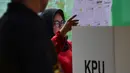 Seorang warga berada di bilik suara saat pemungutan suara ulang pemilu 2019 di TPS-6 Desa Lamteumen Timur, Banda Aceh, Aceh, Kamis (25/4). Pemungutan suara ulang karena adanya penggunaan formulir C6 pemilih yang telah meninggal dunia pada pemilu 17 April lalu. (CHAIDEER MAHYUDDIN/AFP)