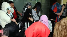 Petugas menggiring perempuan warga negara asing illegal yang terjaring operasi pengawasan orang asing saat rilis di Ditjen Imigrasi, Jakarta, Jumat (13/1). 32 WNA terjaring dalam operasi yang digelar di Bogor dan Jakarta. (Liputan6.com/Helmi Fithriansyah)