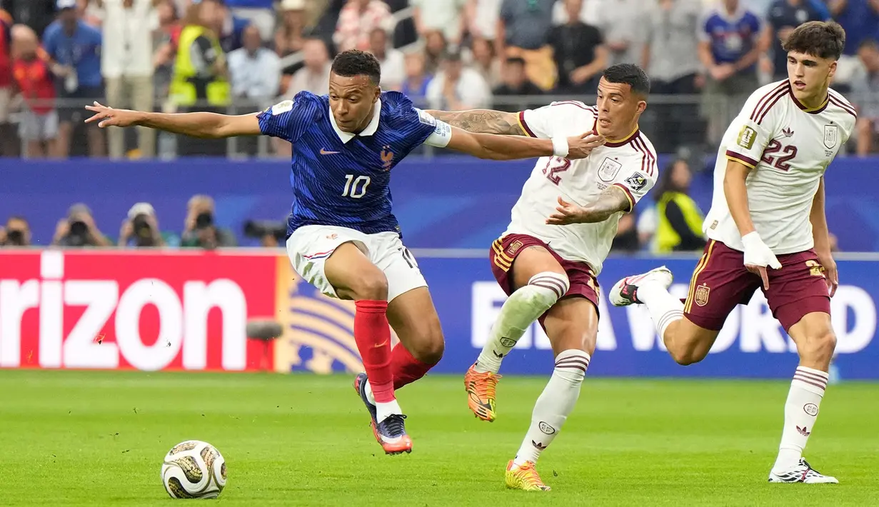 Pemain Spanyol Pau Cubarsi dan Pedro Porro berebut bola dengan pemain Prancis Kylian Mbappe selama pertandingan semifinal Piala Dunia sepak bola antara Prancis dan Spanyol di Arlington, Texas, dekat Dallas, Selasa, 14 Juli 2026. (AP Photo/Ashley Landis)