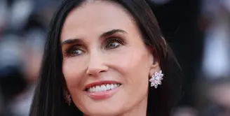 Aktris sekaligus member of the jury Cannes, Demi Moore, menjadi salah satu sorotan utama malam itu. Ia tampil glamor mengenakan kalung Haute Joaillerie dari emas putih etis 18 karat dengan heart-shaped diamond total lebih dari 226 karat. Penampilannya semakin dramatis dengan anting pear-shaped diamond dan beberapa cincin berlian besar yang menghiasi kedua tangannya.