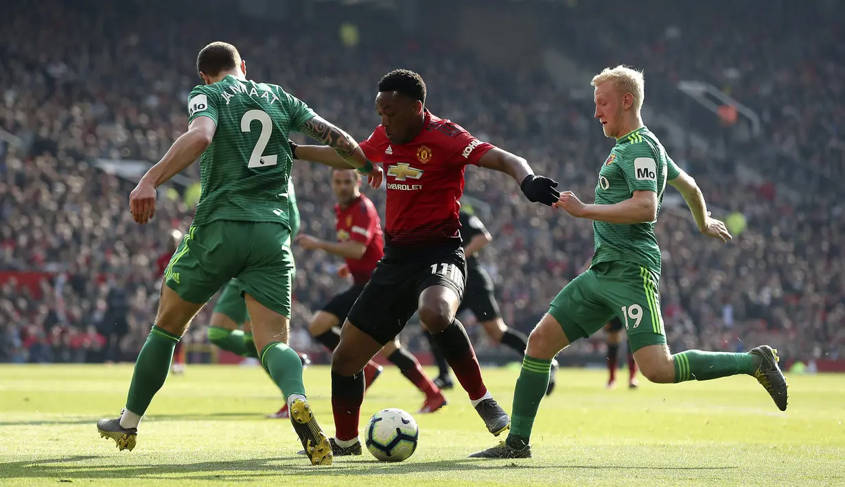 Penyerang Manchester United, Anthony Martial, berusaha melewati pemain Watford pada laga Premier League di Stadion Old Trafford, Sabtu (30/3). Manchester United menang 2-1 atas Watford. (AP/Martin Rickett)