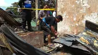 Seorang warga mengumpulkan sisa kebakaran di Kampung Gudang, Bogor Tengah. (Liputan6.com/Achmad Sudarno)