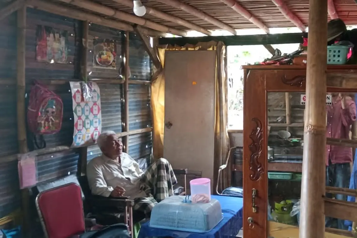 Rumah gubuk dua lantai yang dibangun dengan bambu, kayu, dan bahan-bahan seadanya. (Foto: Liputan6.com/Galoeh Widura)