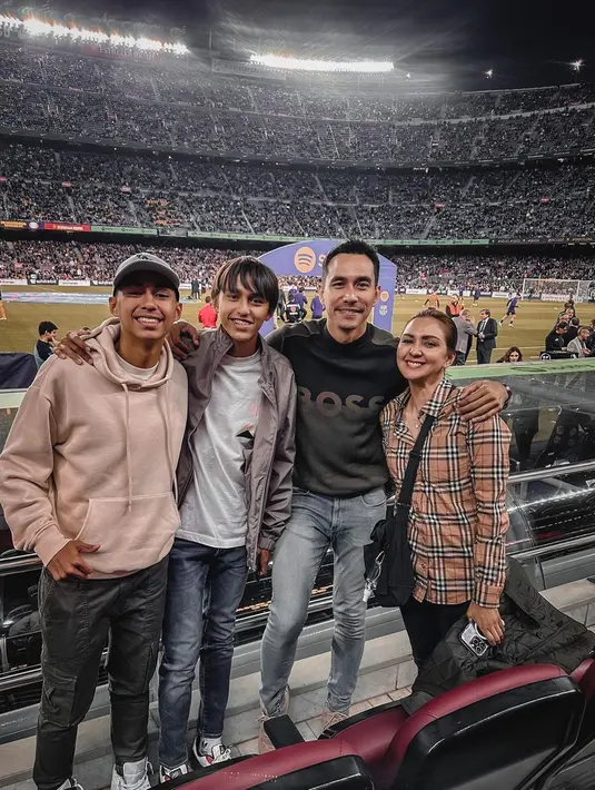 Setelah 8 tahun, akhirnya Darius balik lagi ke Camp Nou untuk nonton langsung laga Barcelona. Presenter olahraga berusia 37 tahun itu pun senang bisa mengajak istri dan dua anaknya. Darius juga mengungkapkan perjalanan kali ini banyak hal menyenangkan dan yang terpenting adalah dia bangga terhadap dua anaknya yang kini tinggal jauh dari Indonesia. (Liputan6.com/IG/@darius_sinathrya)