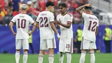 Penyerang Timnas Spanyol bernomor punggung 19, Lamine Yamal, berbicara dengan bek bernomor punggung 22, Pau Cubarsi, selama pertandingan 16 besar Piala Dunia 2026 antara Portugal dan Spanyol di Stadion Dallas di Arlington pada 6 Juli 2026. (Aric Becker/AFP)