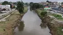 Suasana di sekitar aliran Kali Ciliwung, Jakarta, Selasa (26/3). Normalisasi Kali Ciliwung terganjal pembebasann lahan yang dikuasai warga. Pemprov DKI Jakarta menargetkan tahun 2019 masalah pembebasan tuntas. (Liputan6.com/Immanuel Antonius)