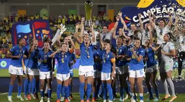 Para pemain Brasil merayakan kemenangan dalam pertandingan sepak bola final Copa America putri melawan Kolombia di Bucaramanga, Kolombia, 30 Juli 2022. Brasil menang 1-0. (AP Photo/Dolores Ochoa)