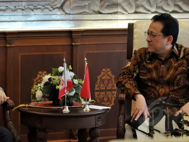 Ketua DPD RI Irman Gusman (kanan) berbincang dengan Dubes Iran Untuk Indonesia Valiollah Mohammadi di ruang pimpinan DPD RI, Jakarta, Senin (4/5/2015). Pertemuan tersebut membahas hubungan bilateral kedua negara. (Liputan6.com/Andrian M Tunay)