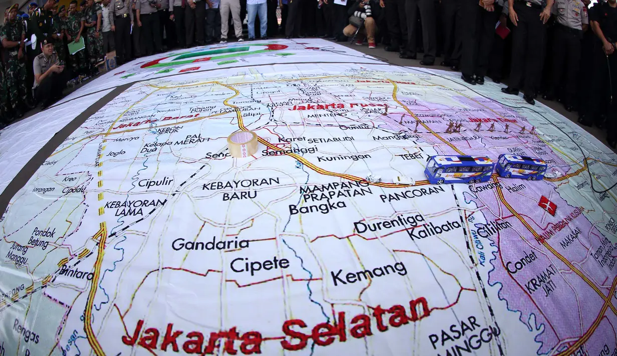 Pengamanan Polri dan TNI di Stadion Gelora Bung Karno, Jakarta, Sabtu (17/10/2015), Pengamanan ini bertujuan untuk membuat suporter dan penonton merasa aman saat partai Final Piala Presiden berlangsung. (Bola.com/Nicklas Hanoatubun).