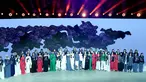 Para desainer dan model menyapa audiens di penghujung acara peragaan busana Desainer Zhang Zhaoda dan putrinya, Zhang Kaihui, dalam Beijing Fashion Week di Beijing, ibu kota China (15/9/2020). (Xinhua/Chen Jianli)
