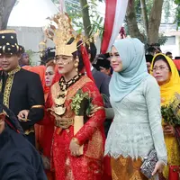 Nuansa emas dan hitam simbol kepemimpinan dan kesejahteraan dikenakan oleh Bobby. Setelah puncak pesta adat selesai, Kahiyang Ayu dan Bobby Nasution akan mejalani acara kirab dan resepsi pada Minggu (26/11). (Deki Prayoga/Bintang.com)