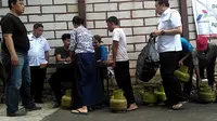 warga mengantre untuk mendapatkan gas elpiji 3 kg yang langka dalam beberapa hari. (Liputan6.com/Achmad Sudarno)