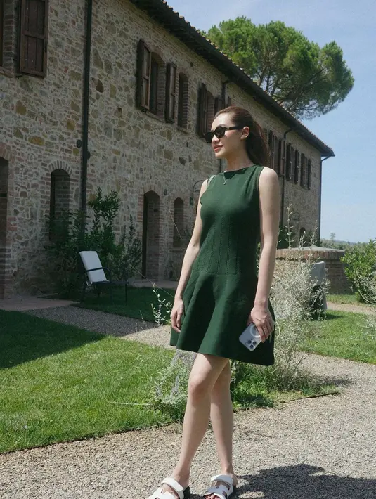 Masih pakai mini dress, kali ini Aaliyah tampil nyaman dengan mini dress warna hijau olive. Detail korset di pinggang bikin Aaliyah terlihat ramping. [@aaliyah.massaid]