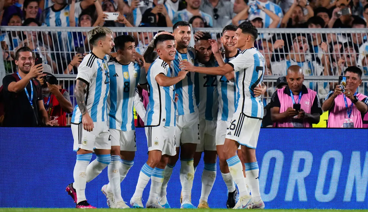 Pada menit ke-78, berawal dari tendangan bebas Messi yang membentur tiang, bola liar kemudian dikuasai Leandro Paredes. Gelandang Juventus itu mengumpan kepada Almada yang menyelesaikan peluang dengan tembakan dari jarak dekat. (AP Photo/Natacha Pisarenko)