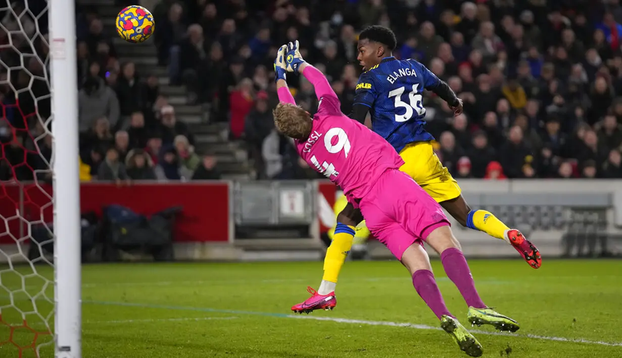 Pemain Manchester United Anthony Elanga mencetak gol ke gawang Brentford pada pertandingan sepak bola Liga Inggris di Brentford Community Stadium, London, 19 Januari 2022. Manchester United menang 3-1. (AP Photo/Matt Dunham)