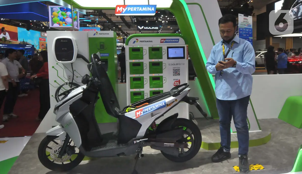 Seperti tahun lalu, banyak pengunjung yang tertarik melihat kendaraan listrik baru yang ditampilkan para produsen otomotif. (merdeka.com/Imam Buhori)