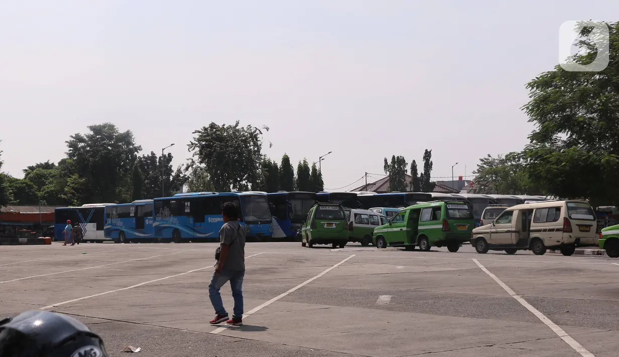 Suasana Terminal Kali Deres, Jakarta Barat, Rabu (10/6/2020). Kemenhub telah menyiapkan sejumlah persiapan untuk menghadapi skema kehidupan baru atau new normal. (Liputan6.com/Angga Yuniar)