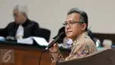 Terdakwa dugaan suap panitera dan hakim PTUN Medan Tripeni Irianto Putro saat sidang lanjutan di Pengadilan Tipikor Jakarta, Kamis (12/11). Tripeni mengaku menerima sejumlah uang dari OC Kaligis melalui M Yagari Bhastara Guntur (Liputan6.com/Helmi Afandi)