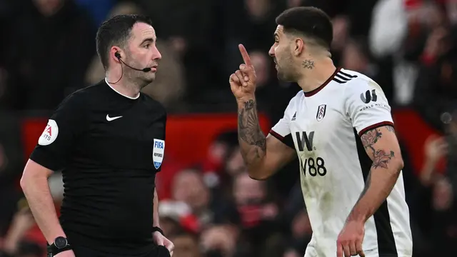 Foto: Melihat Kembali Aksi Aleksandar Mitrovic Mendorong Wasit saat Melawan MU, AKhirnya Dihukum 8 Laga
