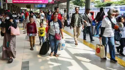 Lebih dari 42 Ribu lebih penumpang diberangkatkan dari Stasiun Gambir, Pasar Senen dan beberapa stasiun lainnya di wilayah Daop 1 Jakarta. (Liputan6.com/Angga Yuniar)