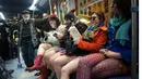 Penumpang saat berada di dalam kereta api saat berpartisipasi dalam "No Pants Subway Ride" di Yerusalem (10/1/2016). Acara ini dimulai pada tahun 2002 dengan peserta hanya tujuh orang. (AFP/Andrew Caballero-Reynolds)