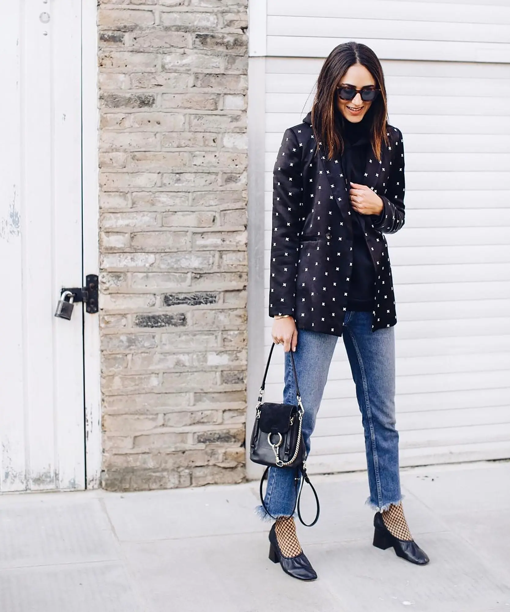Padu padan kece ala street styler dengan frayed jeans. (Image: refinery29.com)