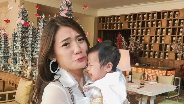 6 Potret Cantik Anissa Aziza Istri Raditnya Dika Bersama Bayinya