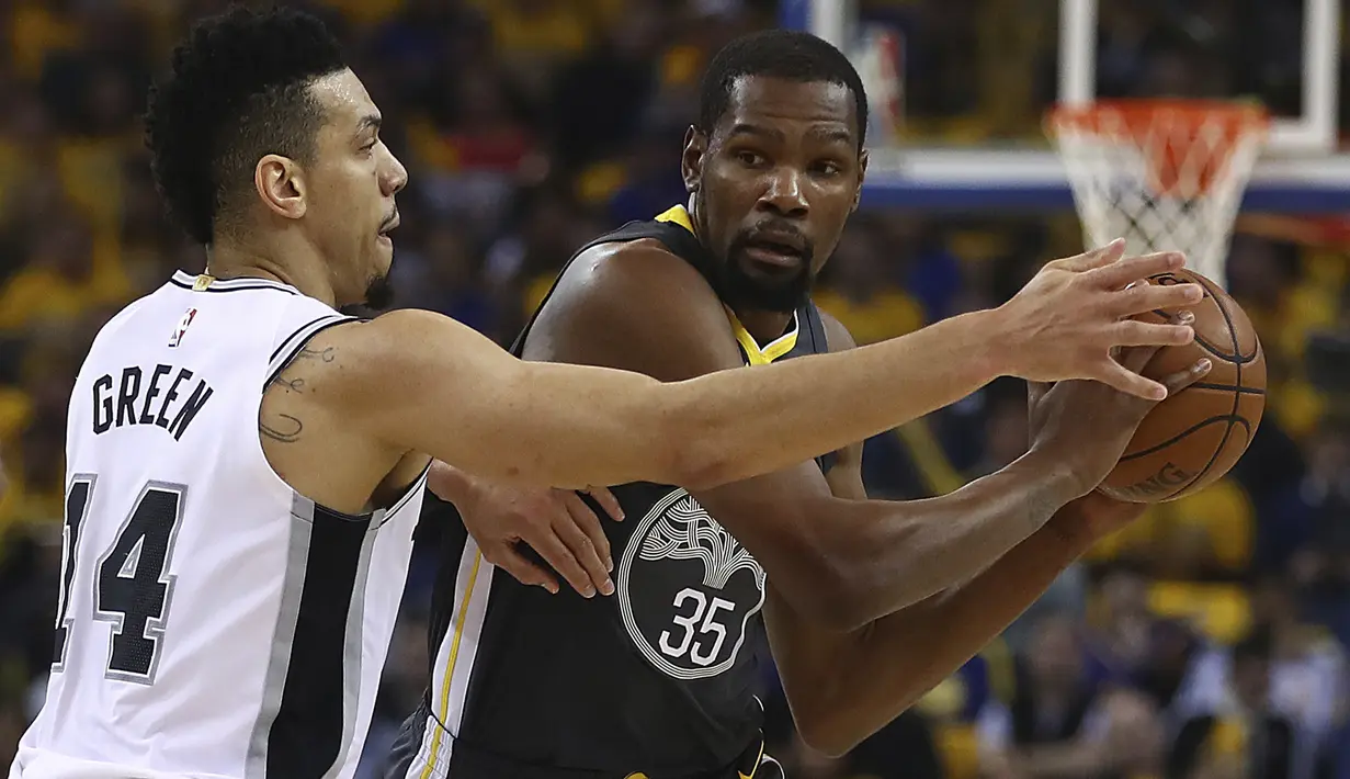 Pemain Warriors, Kevin Durant (kanan) mencoba melewati adangan pemain San Antonio Spurs, Danny Green pada playoffs NBA Basketball di Oracle Arena, Oakland, California, (16/4/2018). Warriors menang 116-101. (AP/Ben Margot)