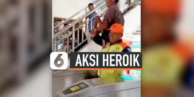 VIDEO: Terharu, Petugas Stasiun Gendong Penyandang Disabilitas