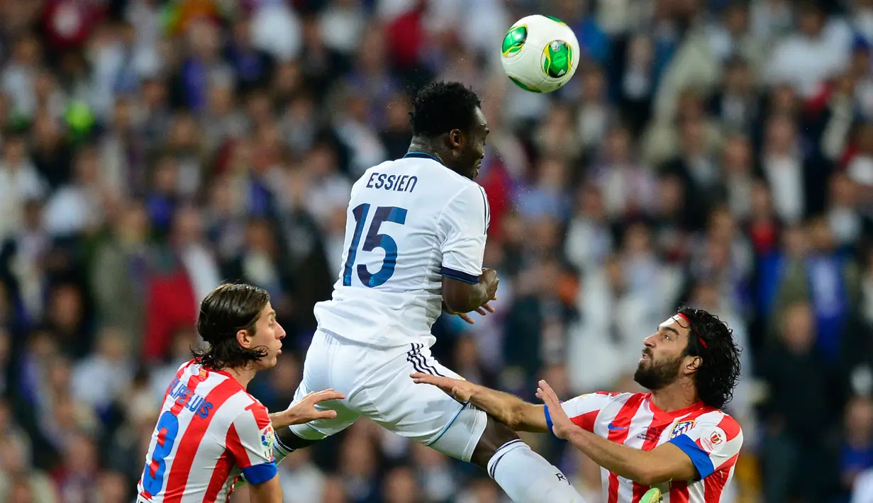 Gelandang Real Madrid, Michael Essien (tengah) berusaha menyundul bola dari kawalan dua pemain Atletico Madrid saat Piala Raja Spanyol di Santiago Bernabeu, Spanyol pada 17 Mei 2013. Essien dikontrak persib selama satu musim. (AFP Photo / JAVIER Soriano)