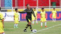 Azisah wasit perempuan asal padang ini beraksi saat mempin laga Irman Gusman Cup antara 150 anak SSB kota Padang melawan legenda Timnas Indonesia di stadion Agus Salim, Padang, Minggu (13/3/2016). (Bola.com/Nicklas Hanoatubun)
