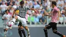 Gelandang Juventus, Sami Khedira, mengontrol bola saat laga Serie A melawan Palermo di Stadion Juventus, Turin, Minggu (17/4/2016). Sementara bagi Palermo hasil ini membuat mereka tertahan di zona degradasi. (AFP/Marco Bertorello)