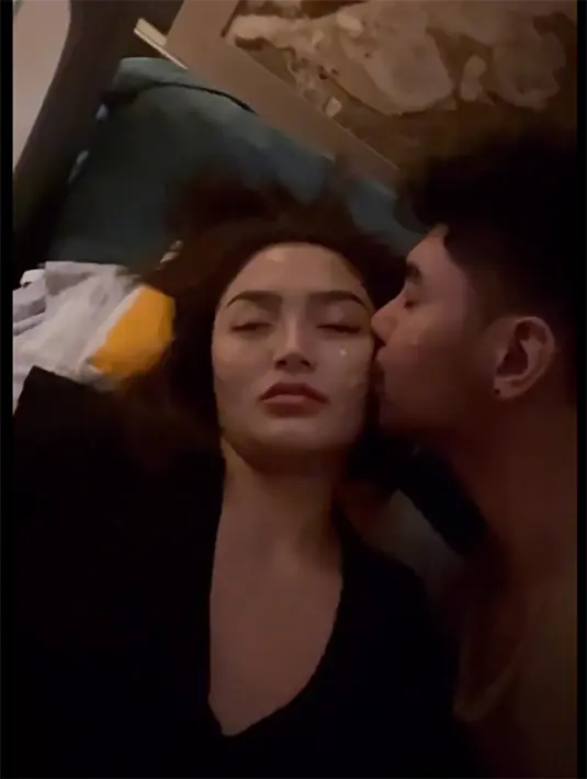 "Nangis semaleman ga mau dipegang siapapun kecuali mamanya. Alhasil istri aku ketiduran dalam keadaan duduk karena Xaren ga mau tidur kalau enggak ditimang-timang sambil duduk," tulis Krisjiana Baharuddin  dalam video singkatnya. [Instagram/krisjianabah]