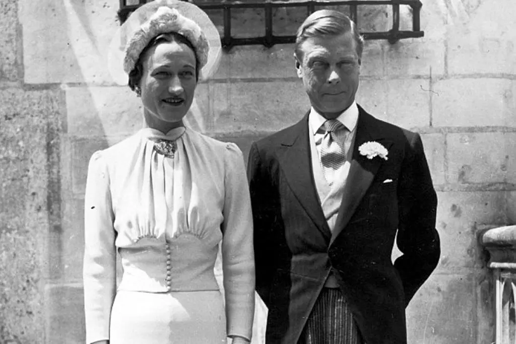 Edward VIII turun takhta demi nikahi janda