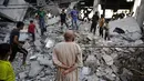 Sejumlah warga berkumpul di reruntuhan sebuah masjid yang hancur pasca serangan udara militer Israel di Gaza, (30/7/2014). (REUTERS/Finbarr O'Reilly)