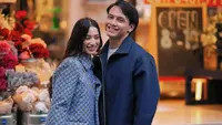 Melalui unggahannya, Jefri menulis, "Ending the year with you", yang mengisyaratkan momen spesial di akhir tahun. Ameera pun turut membagikan momen serupa dengan keterangan, "This year's perfect ending," dengan sama-sama membubuhi emotikon merah hati. (Liputan6.com/IG/@littlemisskhan)