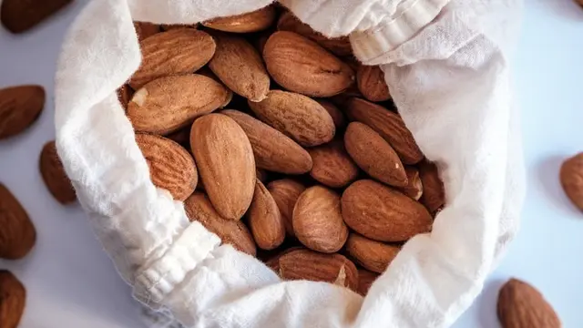minyak almond untuk rambut kering