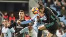 Gelandang Real Madrid, Gareth Bale, melepaskan sundulan saat melawan Celta Vigo pada laga La Liga Spanyol di Stadion Balaidos, Vigo, Minggu (7/1/2018). Kedua klub bermain imbang 2-2. (AP/Lalo R. Villar)