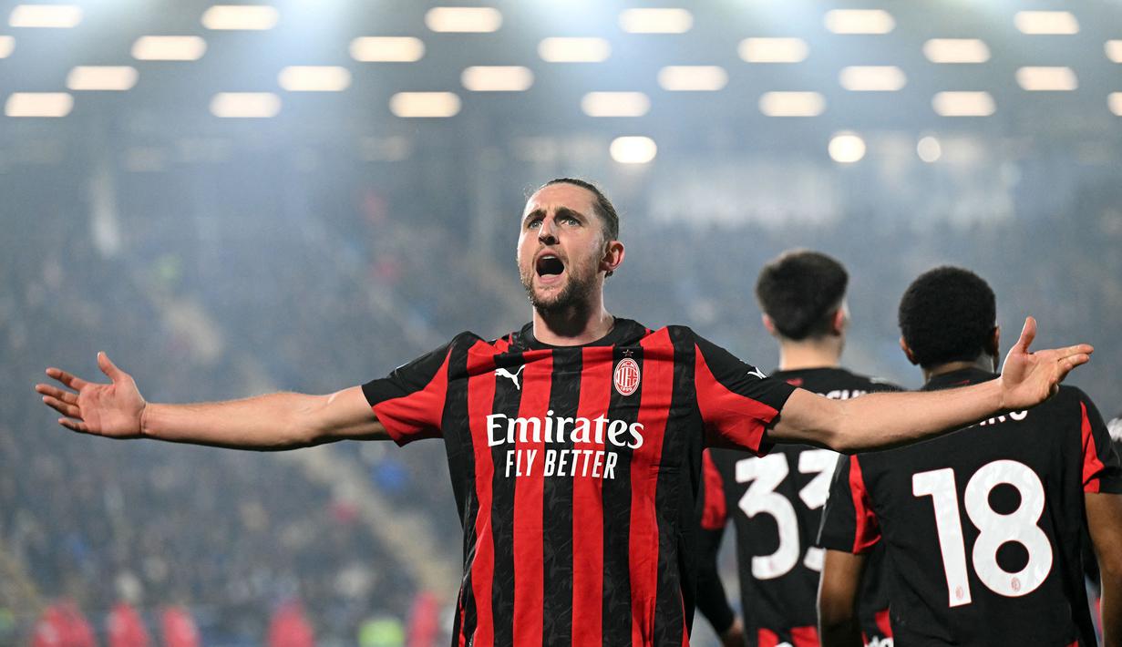 Kemenangan AC Milan atas Como dalam laga lanjutan Liga Italia 2025/2026, Kamis (15/01/2026) waktu setempat, tak lepas dari penampilan apik Adrien Rabiot. (AFP/Stefano Rellandini)