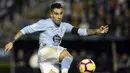 Aksi gelandang Celta Vigo, Hugo Mallo kontra Real Madrid pada laga lanjutan pekan ke-12 La Liga 2018/19, Senin (12/11) yang berlangsung di stadion Balaidos, Spanyol. Celta Vigo tumbang 2-4. (AFP/Miguel Riopa)