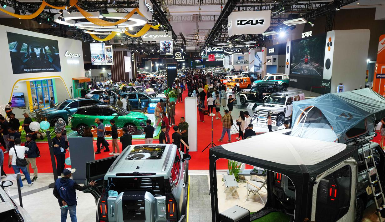 Pengunjung melihat-lihat kendaraan selama Pameran Otomotif Internasional Indonesia di Jakarta, Sabtu 7 Februari 2026. Ajang Indonesia International Motor Show (IIMS) 2026 menjadi etalase peluncuran berbagai kendaraan baru di pasar otomotif nasional. (AP Photo/Tatan Syuflana)