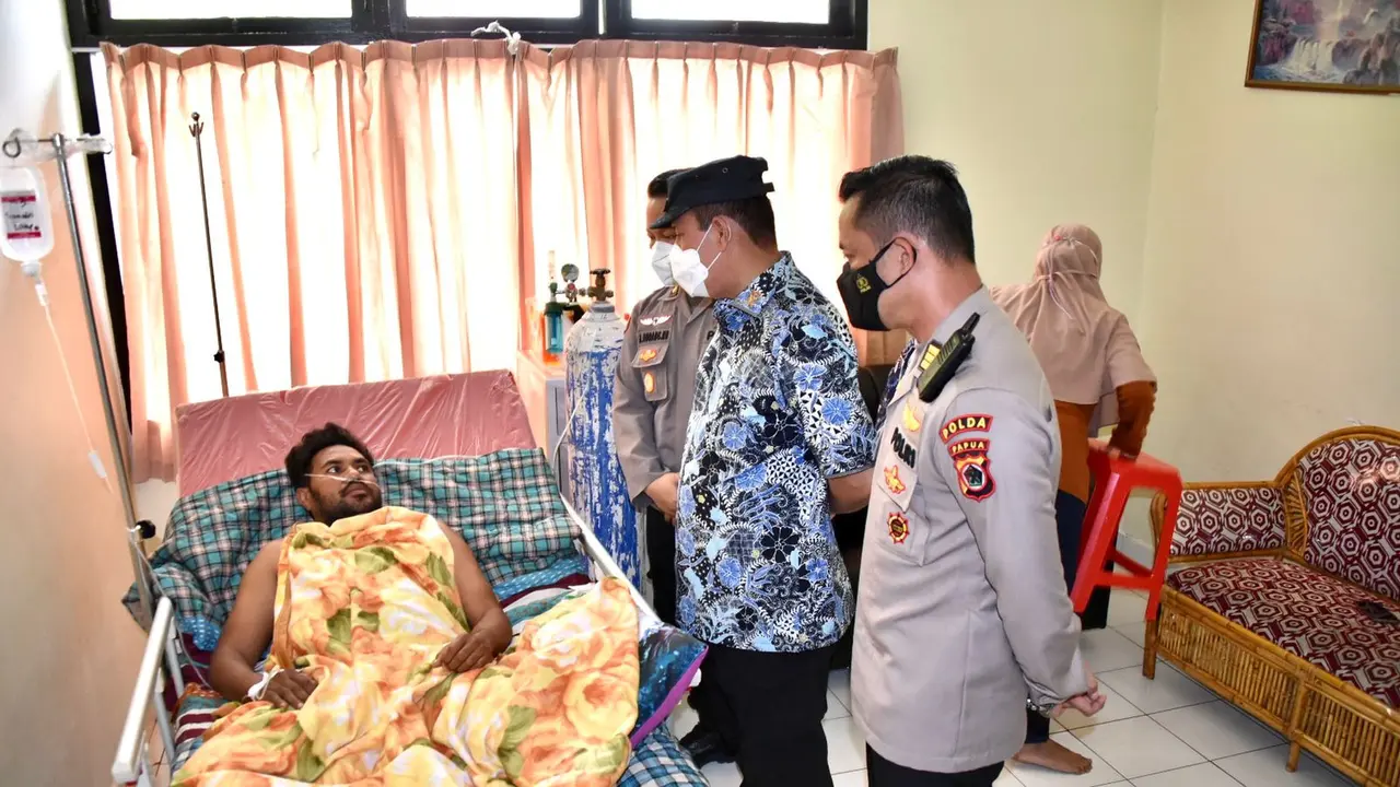 Kepala Badan Nasional Penanggulangan Terorisme (BNPT) Boy Rafli Amar menjenguk Iptu Budi Basra, salah satu anggota Polri yang tertembak dalam kontak senjata dengan Kelompok Kriminal Bersenjata (KKB)