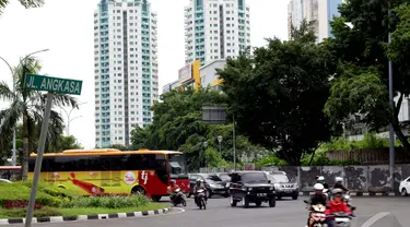 Sejumlah kendaraan melintas di jalan Angkasa, Kemayoran, Jakarta, Selasa (6/1/2015). (Liputan6.com/Faizal Fanani)