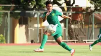 Mantan gelandang Arema FC, Nasir, menjalani latihan perdana bersama Persebaya Surabaya di Stadion UNY, Sleman, Yogyakarta, Kamis (16/1/2020). (Bola.com/Aditya Wany)