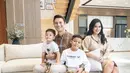 Setelah 12 tahun menikah, Titi Kamal dan Christian Sugiono menempati rumah baru yang megah di kawasan Jagakarsa, Jakarta Selatan. Keduanya, membuka pintu rumahnya untuk teman-teman yang bersilaturahmi. Seperti apa penampilan para tamu yang didominasi publik figure? Berikut ulasannya